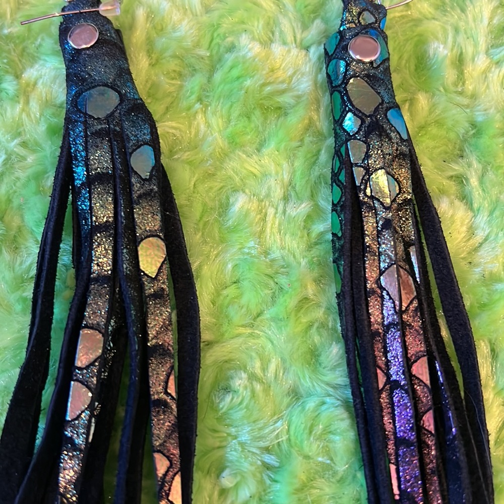 Shiny green purple fringe leather earrings - Picture 5 of 8